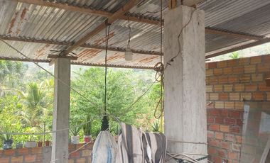 SAN ROQUE DE CUMBAZA Casa en esquina de la Plaza 28 de Julio