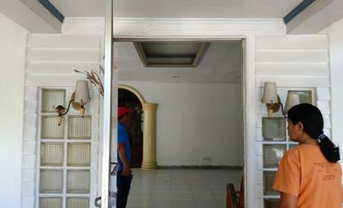 276 Sqm Lot Area, 7 BR, 3 T&B, 3 toilets, 2 carpark - RUSH Sale Metrovilla Valenzuela City