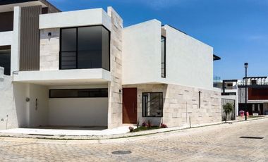 Casa nueva en esquina en Lomas de Angelopolis, Cascatta, Puebla.