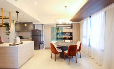 Luxurious 3BR Condo with Spectacular Views and Parking in Mandani Bay Suites