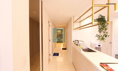 Luxurious 3BR Condo with Spectacular Views and Parking in Mandani Bay Suites