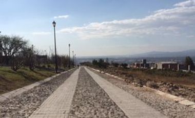 FRACC.VISTA REAL. Vive en contacto con la Naturaleza.   Aire puro, lagos, bosquecillos, 4 grados más fresco que abajo en QRO.,  Club social y deportivo muy completo, Seguridad 24/7.