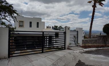 FRACC.VISTA REAL. Vive en contacto con la Naturaleza.   Aire puro, lagos, bosquecillos, 4 grados más fresco que abajo en QRO.,  Club social y deportivo muy completo, Seguridad 24/7.
