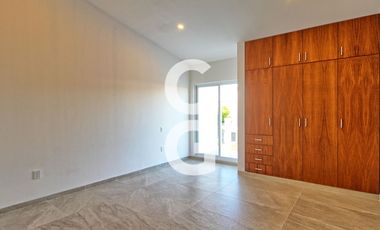 Casa en Venta en Cancun en Residencial Lagos del Sol con Alberca y Jardin
