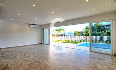 Casa en Venta en Cancun en Residencial Lagos del Sol con Alberca y Jardin