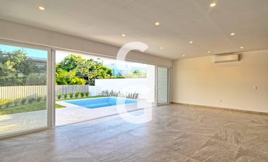 Casa en Venta en Cancun en Residencial Lagos del Sol con Alberca y Jardin