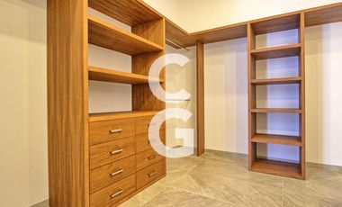 Casa en Venta en Cancun en Residencial Lagos del Sol con Alberca y Jardin