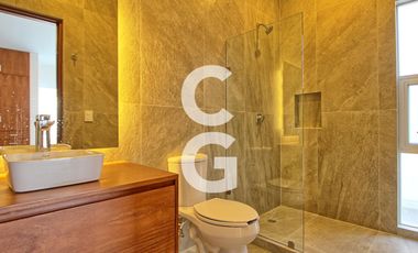 Casa en Venta en Cancun en Residencial Lagos del Sol con Alberca y Jardin