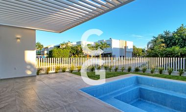 Casa en Venta en Cancun en Residencial Lagos del Sol con Alberca y Jardin