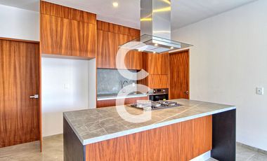 Casa en Venta en Cancun en Residencial Lagos del Sol con Alberca y Jardin