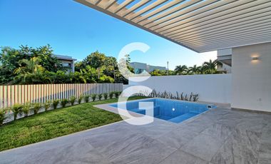 Casa en Venta en Cancun en Residencial Lagos del Sol con Alberca y Jardin