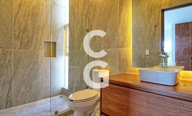 Casa en Venta en Cancun en Residencial Lagos del Sol con Alberca y Jardin