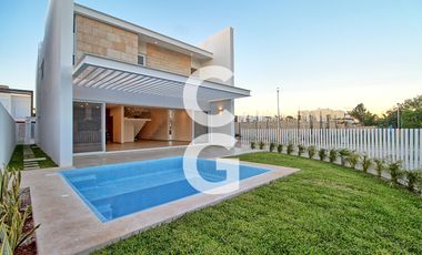 Casa en Venta en Cancun en Residencial Lagos del Sol con Alberca y Jardin