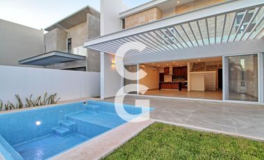 Casa en Venta en Cancun en Residencial Lagos del Sol con Alberca y Jardin