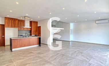 Casa en Venta en Cancun en Residencial Lagos del Sol con Alberca y Jardin