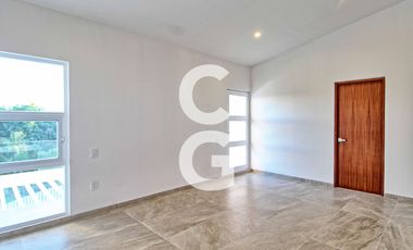 Casa en Venta en Cancun en Residencial Lagos del Sol con Alberca y Jardin