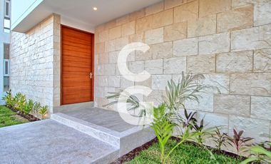 Casa en Venta en Cancun en Residencial Lagos del Sol con Alberca y Jardin