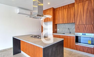 Casa en Venta en Cancun en Residencial Lagos del Sol con Alberca y Jardin