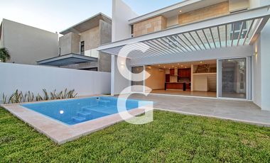Casa en Venta en Cancun en Residencial Lagos del Sol con Alberca y Jardin