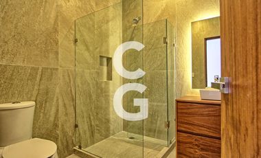 Casa en Venta en Cancun en Residencial Lagos del Sol con Alberca y Jardin