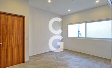 Casa en Venta en Cancun en Residencial Lagos del Sol con Alberca y Jardin