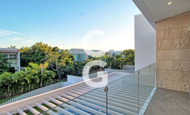 Casa en Venta en Cancun en Residencial Lagos del Sol con Alberca y Jardin