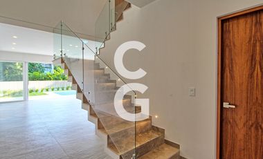 Casa en Venta en Cancun en Residencial Lagos del Sol con Alberca y Jardin