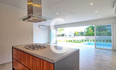 Casa en Venta en Cancun en Residencial Lagos del Sol con Alberca y Jardin