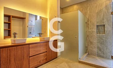 Casa en Venta en Cancun en Residencial Lagos del Sol con Alberca y Jardin