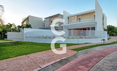 Casa en Venta en Cancun en Residencial Lagos del Sol con Alberca y Jardin