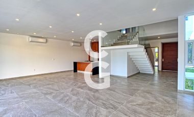 Casa en Venta en Cancun en Residencial Lagos del Sol con Alberca y Jardin