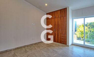 Casa en Venta en Cancun en Residencial Lagos del Sol con Alberca y Jardin