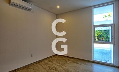 Casa en Venta en Cancun en Residencial Lagos del Sol con Alberca y Jardin