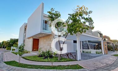 Casa en Venta en Cancun en Residencial Lagos del Sol con Alberca y Jardin