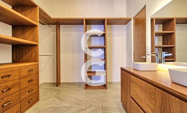 Casa en Venta en Cancun en Residencial Lagos del Sol con Alberca y Jardin