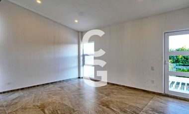 Casa en Venta en Cancun en Residencial Lagos del Sol con Alberca y Jardin