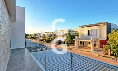 Casa en Venta en Cancun en Residencial Lagos del Sol con Alberca y Jardin