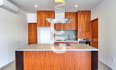 Casa en Venta en Cancun en Residencial Lagos del Sol con Alberca y Jardin