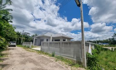 บ้านเดี่ยวกว้างขวาง สไตล์โมเดิร์น 3 ห้องนอน 2 ห้องน้ำ วิวภูเขา บรรยากาศธรรมชาติ ก่อสร้างเสร็จแล้ว 90% อ.ขนอม จ.นครศรีธรรมราช