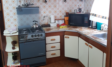 Amplia casa 5 ambiente ubicada en esquina de avenida. SANTA TERESITA ESCUCHA OFERTAS