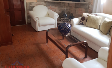 Amplia casa 5 ambiente ubicada en esquina de avenida. SANTA TERESITA ESCUCHA OFERTAS