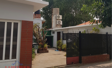 Amplia casa 5 ambiente ubicada en esquina de avenida. SANTA TERESITA ESCUCHA OFERTAS
