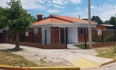 Amplia casa 5 ambiente ubicada en esquina de avenida. SANTA TERESITA ESCUCHA OFERTAS