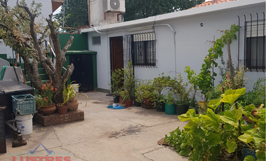 Amplia casa 5 ambiente ubicada en esquina de avenida. SANTA TERESITA ESCUCHA OFERTAS