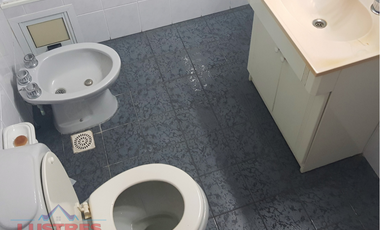 Amplia casa 5 ambiente ubicada en esquina de avenida. SANTA TERESITA ESCUCHA OFERTAS
