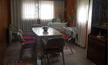 Amplia casa 5 ambiente ubicada en esquina de avenida. SANTA TERESITA ESCUCHA OFERTAS