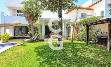Casa en Venta en Cancun en Residencial Cumbres Con Doble Terreno y Jardín