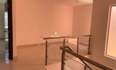 Se renta casa AMUEBLADA en Privada con acceso controlado, área común con alberca