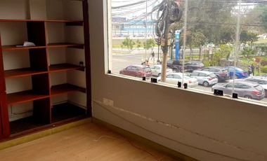 Venta de amplio Local en Av Aramburu a un paso de la vía expresa - San Isidro