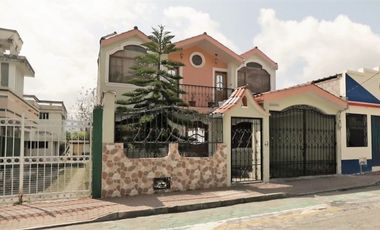 Vendo casa en Cotacachi, cerca al Colegio Luis Ulpiano de la Torre, a pocas cuadras del centro de la ciudad.